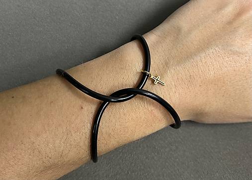 Infinity - čierny silikónový náramok s mini krížikom z chirurgickej ocele (Dámsky náramok s krížikom - odmeraný obvod zápästia natesno prosím uviesť do poznámky)
