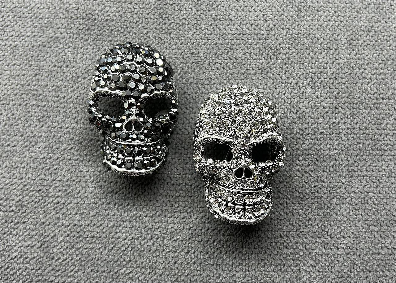 Luxusná zirkónová brošňa “Lebka”