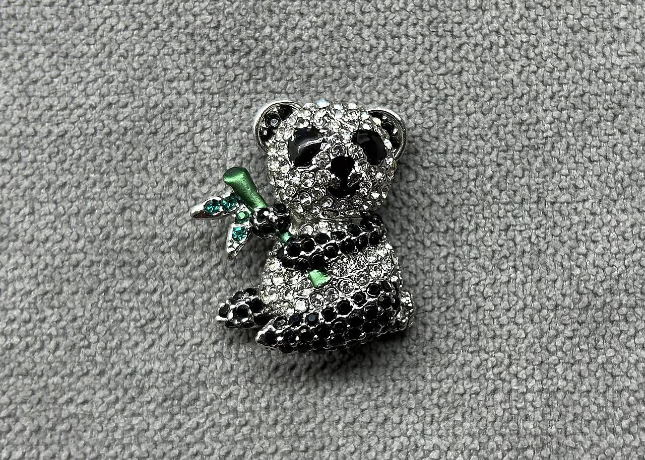 Luxusná zirkónová brošňa “Panda”