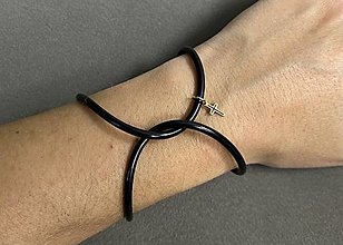 Polotovary - Infinity - čierny silikónový náramok s mini krížikom z chirurgickej ocele - 16118903_