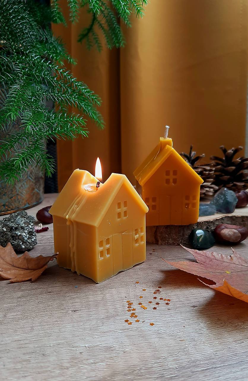 Sviečka domček z včelieho vosku (pôvodne 9 €)