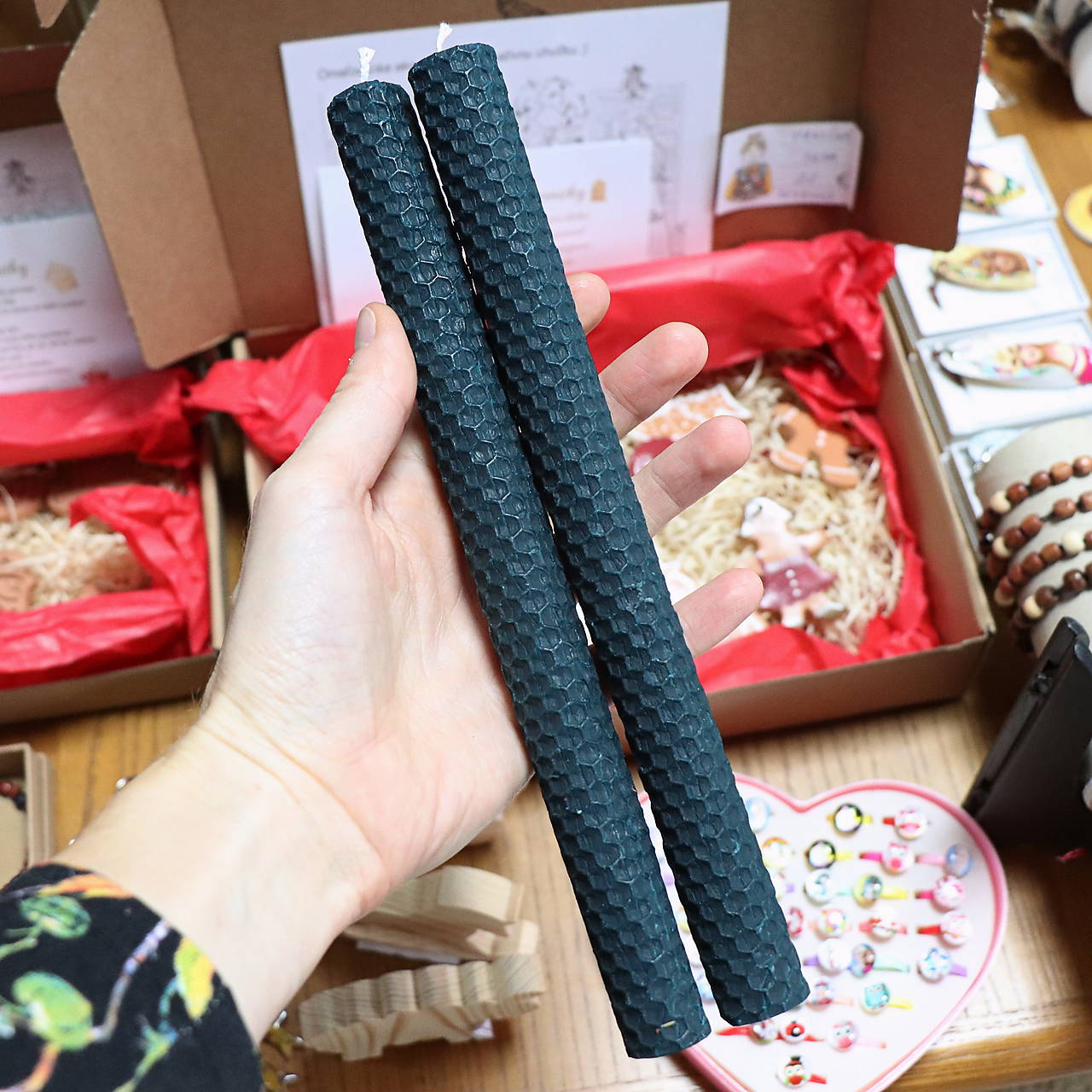 Vysoká medzistienková medová sviečka