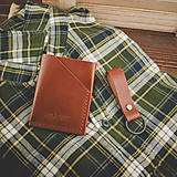 Pánske tašky - Darčekový set kožená peňaženka Forester + kľúčenka (Chestnut) - 16124774_