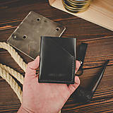 Pánske tašky - Darčekový set kožená peňaženka Forester + kľúčenka (Black) - 16124828_