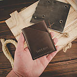 Pánske doplnky - Darčekový set kožený opasok Hills + peňaženka Forester + kľúčenka No.1 (Dark Brown) - 16125248_