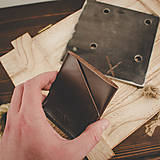 Pánske doplnky - Darčekový set kožený opasok Hills + peňaženka Forester + kľúčenka No.1 (Dark Brown) - 16125251_