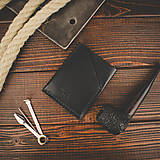 Pánske doplnky - Darčekový set kožený opasok Hills + peňaženka Forester + kľúčenka No.1 (Black) - 16125339_