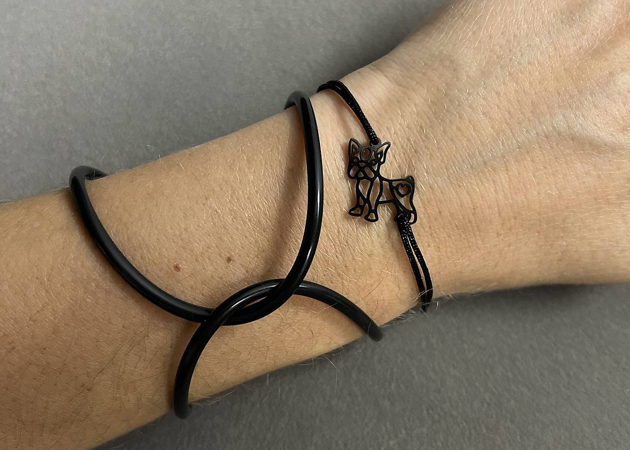 Šnúrkový náramok pes “Buldoček/Bostonský teriér” z chirurgickej ocele v čiernej farbe
