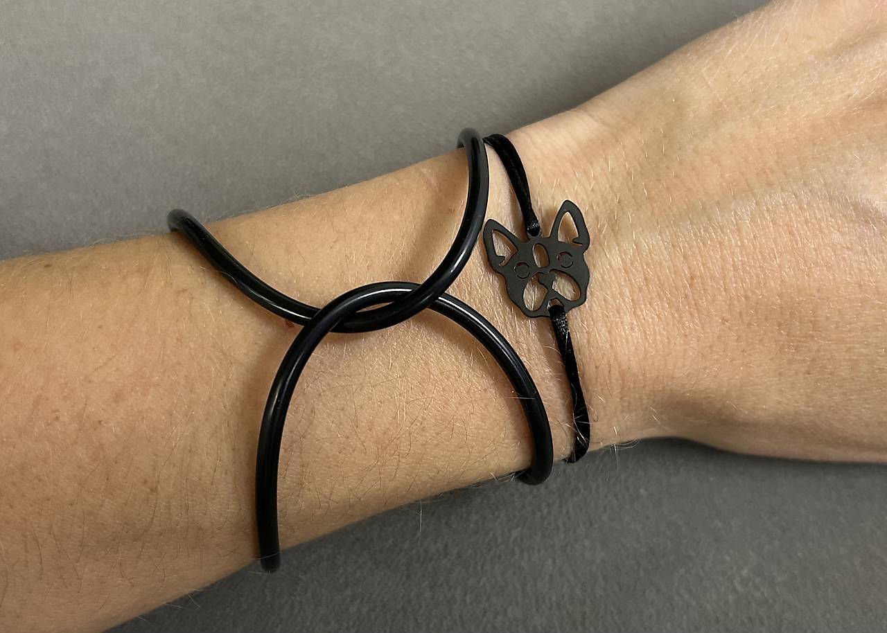 Šnúrkový náramok pes “Buldoček/Bostonský teriér” z chirurgickej ocele v čiernej farbe