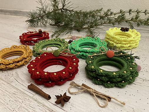 Dekorácie - Vianočný venček / háčkovaná dekorácia/ - 16125599_