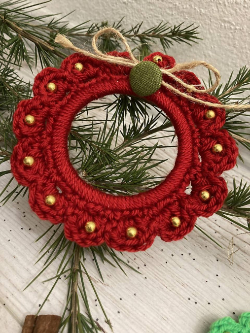 Dekorácie - Červený Vianočný venček / háčkovaná dekorácia/ - 16125627_