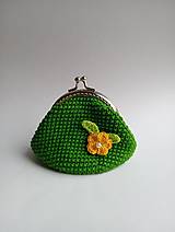 Peňaženky - Háčkovaná zelená mincovka s kvetinkou. - 16127419_