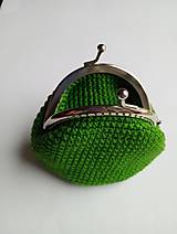 Peňaženky - Háčkovaná zelená mincovka s kvetinkou. - 16127420_