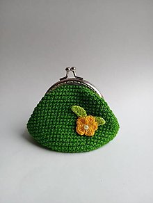 Peňaženky - Háčkovaná zelená mincovka s kvetinkou. - 16127419_