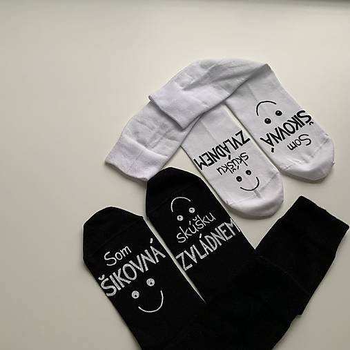 Motivačné maľované ponožky s nápisom: “Som šikovná / skúšku zvládnem” (sada biele + čierne)