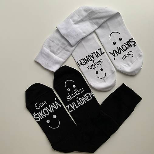 Motivačné maľované ponožky s nápisom: “Som šikovná / skúšku zvládnem” (sada biele + čierne)