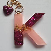 Kľúčenky - Kľúčenka s príveskom zo živice - "K" - 16129292_