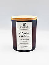 Sviečky - Melón s kokosom - sójová sviečka v čiernom skle s dreveným viečkom, 130 g - 16127306_