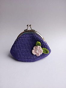 Peňaženky - Háčkovaná fialová mincovka s kvetinkou. - 16131599_