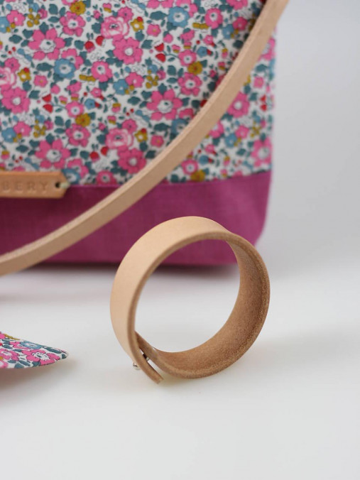 Darčekový set - exkluzívna dámska malá kabelka so šatkou okolo krku a náramkom