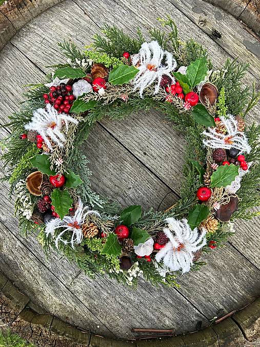 Zimný veniec s bielymi bodliakmi