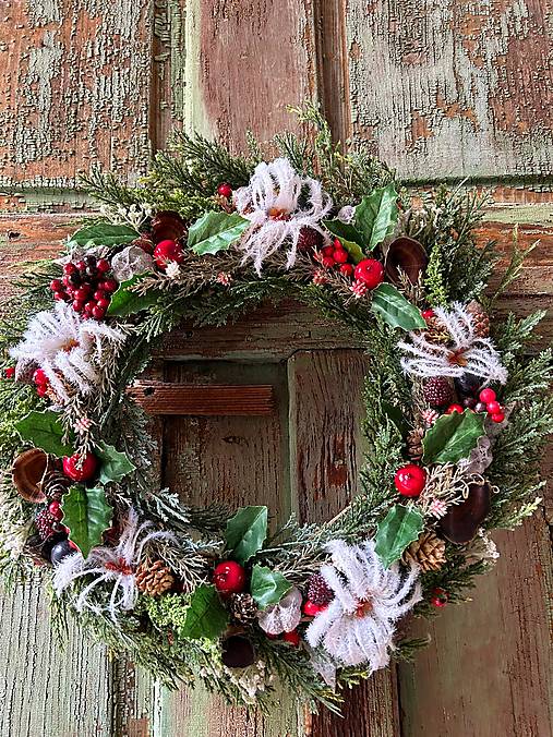 Zimný veniec s bielymi bodliakmi