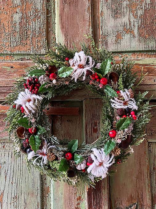Zimný veniec s bielymi bodliakmi
