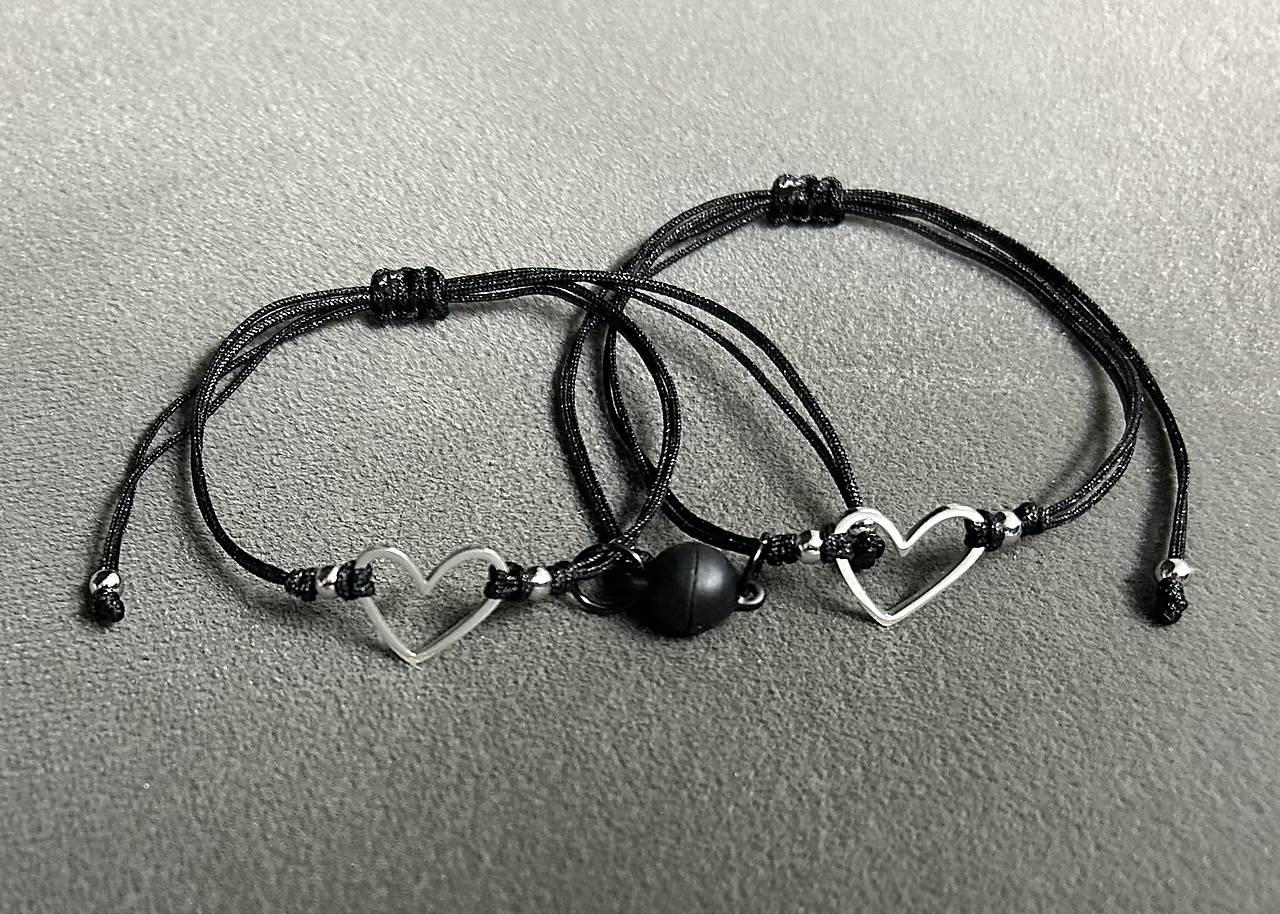 Minimalistický partnerský/priateľský náramkový set s asymetrickým srdiečkom z chirurgickej ocele a magnetickou guľôckou