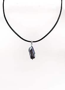 Pánske šperky - Pánsky náhrdelník s tmavou keshi perlou - 16131644_