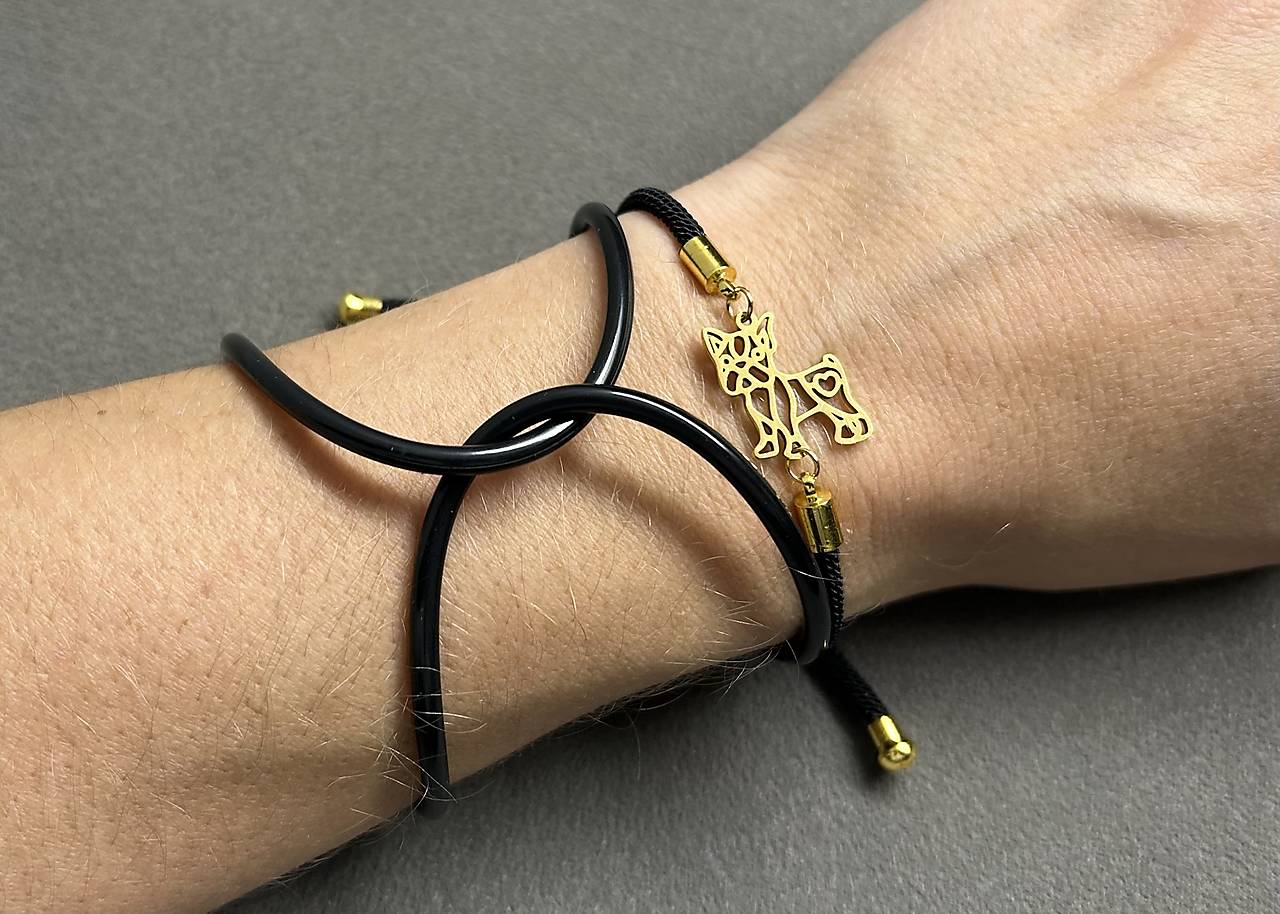 Šnúrkový náramok pes “Buldoček/Bostonský teriér” z chirurgickej ocele v zlatej farbe