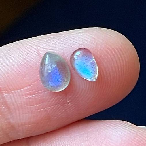 Minerály - Labradorit kabošon slza / 6x4, 7x5mm - 16138776_