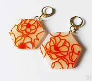 Náušnice - Visiace náušnice hexagony s oranžovým kvetinovým vzorom - chirurgická oceľ - 16138676_
