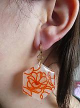 Náušnice - Visiace náušnice hexagony s oranžovým kvetinovým vzorom - chirurgická oceľ - 16138677_