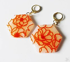 Náušnice - Visiace náušnice hexagony s oranžovým kvetinovým vzorom - chirurgická oceľ - 16138676_