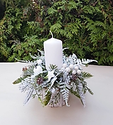 vianočný svietnik v dreve s bielou sviečkou
