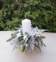 Dekorácie - vianočný svietnik v dreve s bielou sviečkou - 16139514_