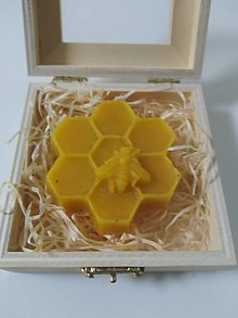 Svietidlá a sviečky - Sviečka z včelieho vosku v krabičke s okienkom - 16140094_