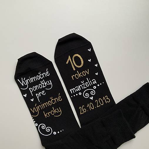Maľované čierne ponožky s nápisom "Výnimočné ponožky pre výnimočné kroky / 2 roky (manželia + dátum")