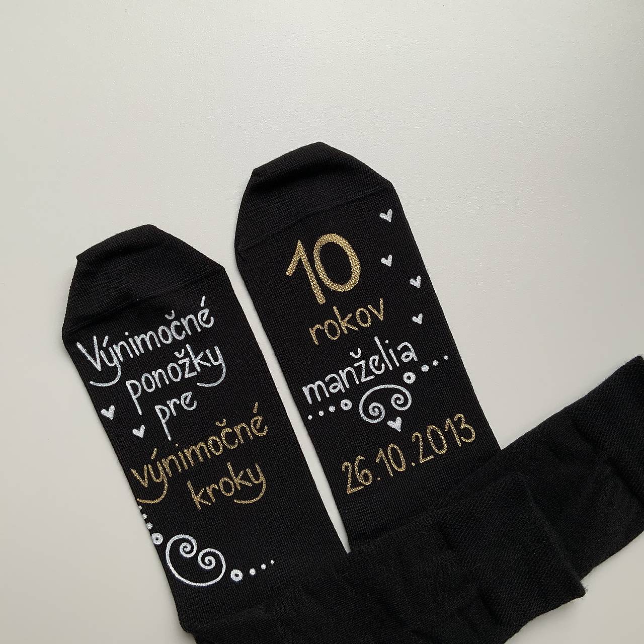 Maľované čierne ponožky s nápisom "Výnimočné ponožky pre výnimočné kroky / 2 roky (manželia + dátum")