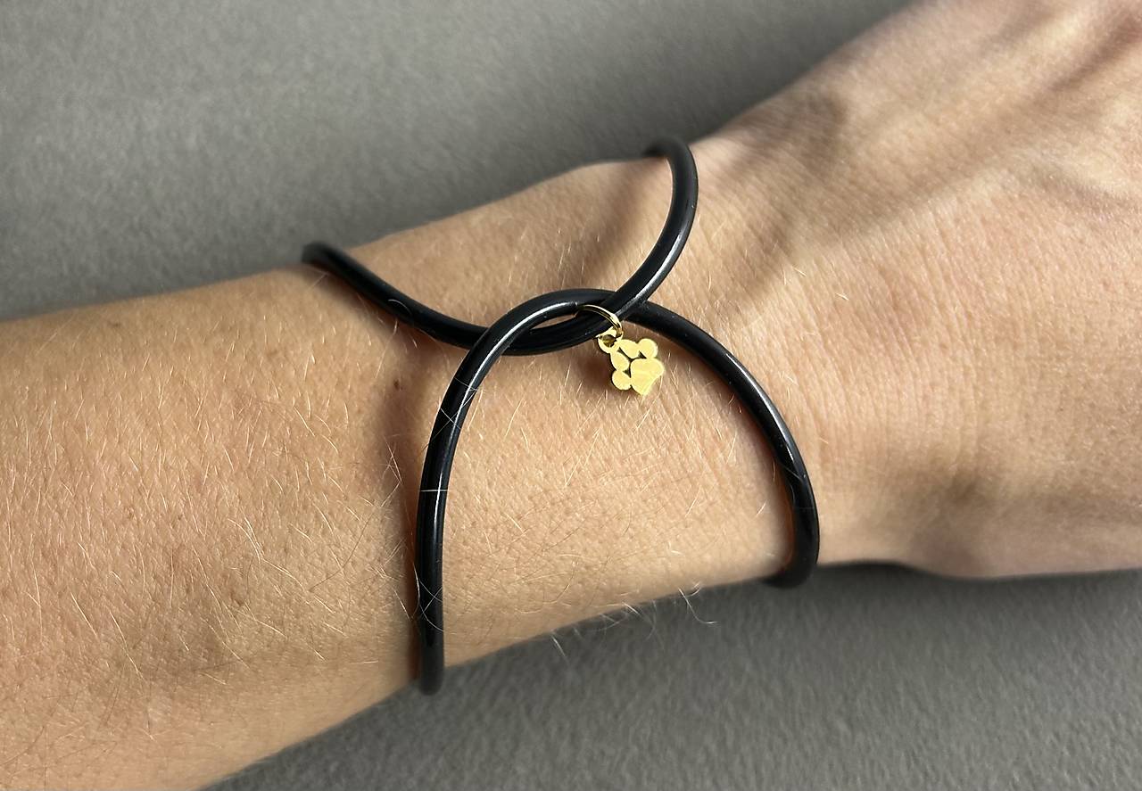 Infinity - čierny silikónový náramok s labkou z chirurgickej ocele