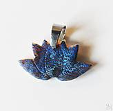 Náhrdelníky - Modrý prívesok z polymérovej hmoty a živice s lotosovým kvetom- chirurgická oceľ - 16143057_