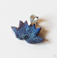 Náhrdelníky - Modrý prívesok z polymérovej hmoty a živice s lotosovým kvetom- chirurgická oceľ - 16143056_