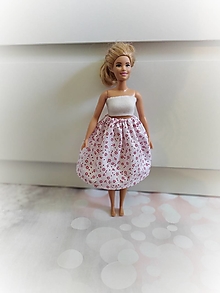 Hračky - Sukňa na gumičku pre bábiku Barbie Baculku,plnoštíhlu (Biela s červenými kvetinkami) - 16143562_