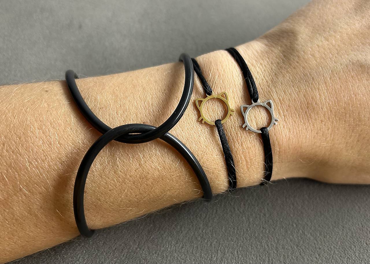 Šnúrkový náramok “Mačka” z chirurgickej ocele