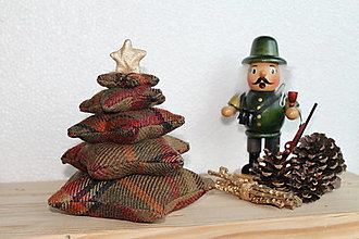 Dekorácie - Károvaný vianočný stromček - 16146370_