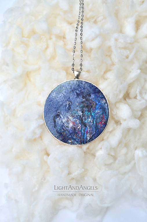 Náhrdelníky - Arttexový prívesok "Sivomodrá krása" - veľ.XL - 16146499_