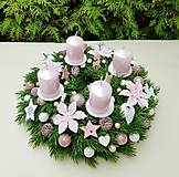 ružový adventný veniec s perleťovými sviečkami 30 cm