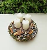 Dekorácie - prírodný adventný veniec 20 cm na menší stôl so sviečkami - 16150683_