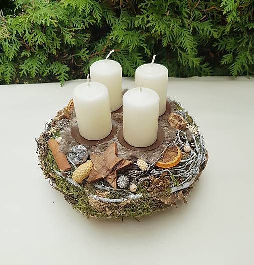 Dekorácie - prírodný adventný veniec 20 cm na menší stôl so sviečkami - 16150681_