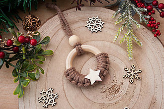 Dekorácie - Macrame vianočná ozdoba na stromček - Drevený krúžok hnedý - 16152274_